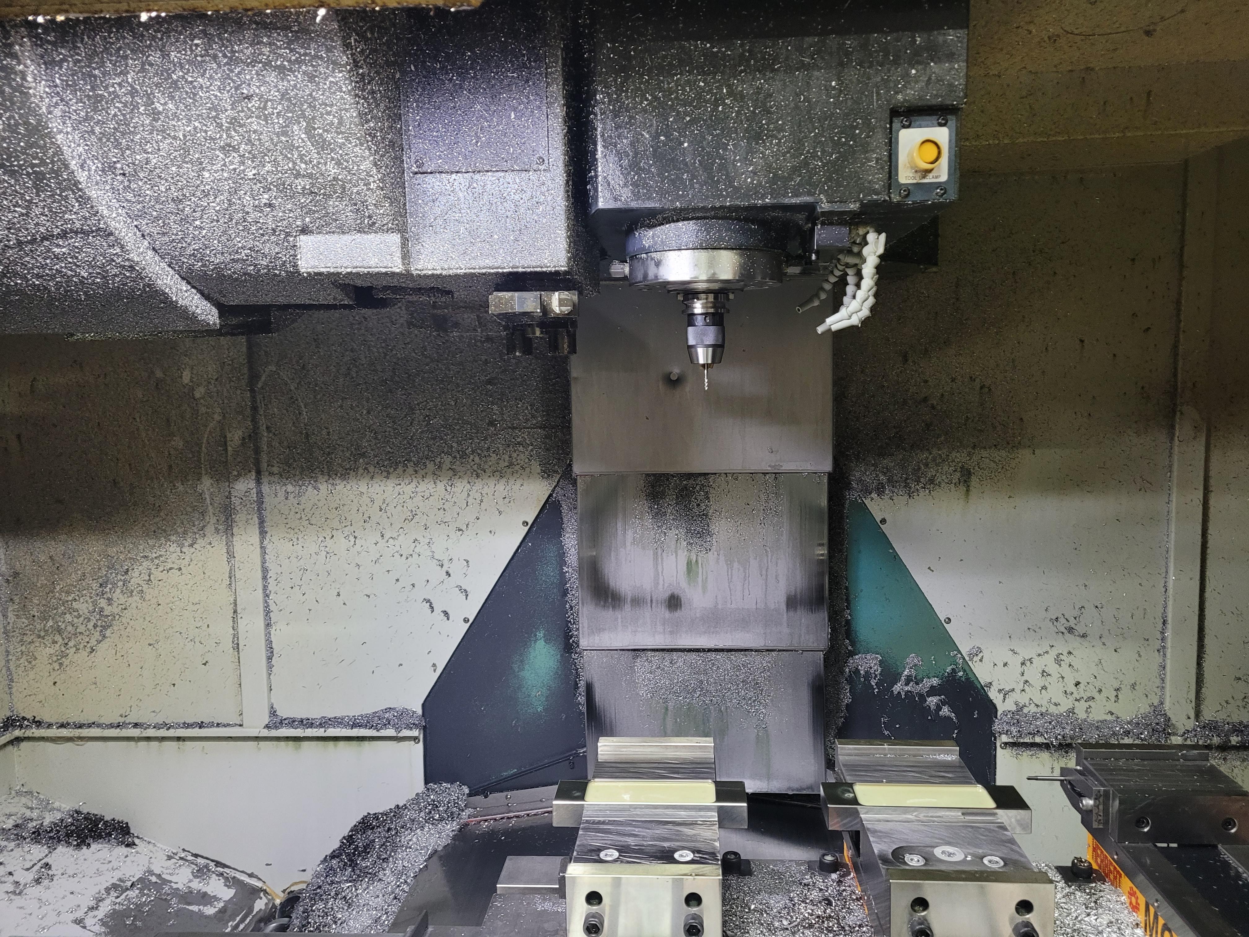 MCT MYNX6500 BT40 12K 2015 AICC1 CHIP CONVEYOR VISE 4EA TOOL HOLDER 30EA