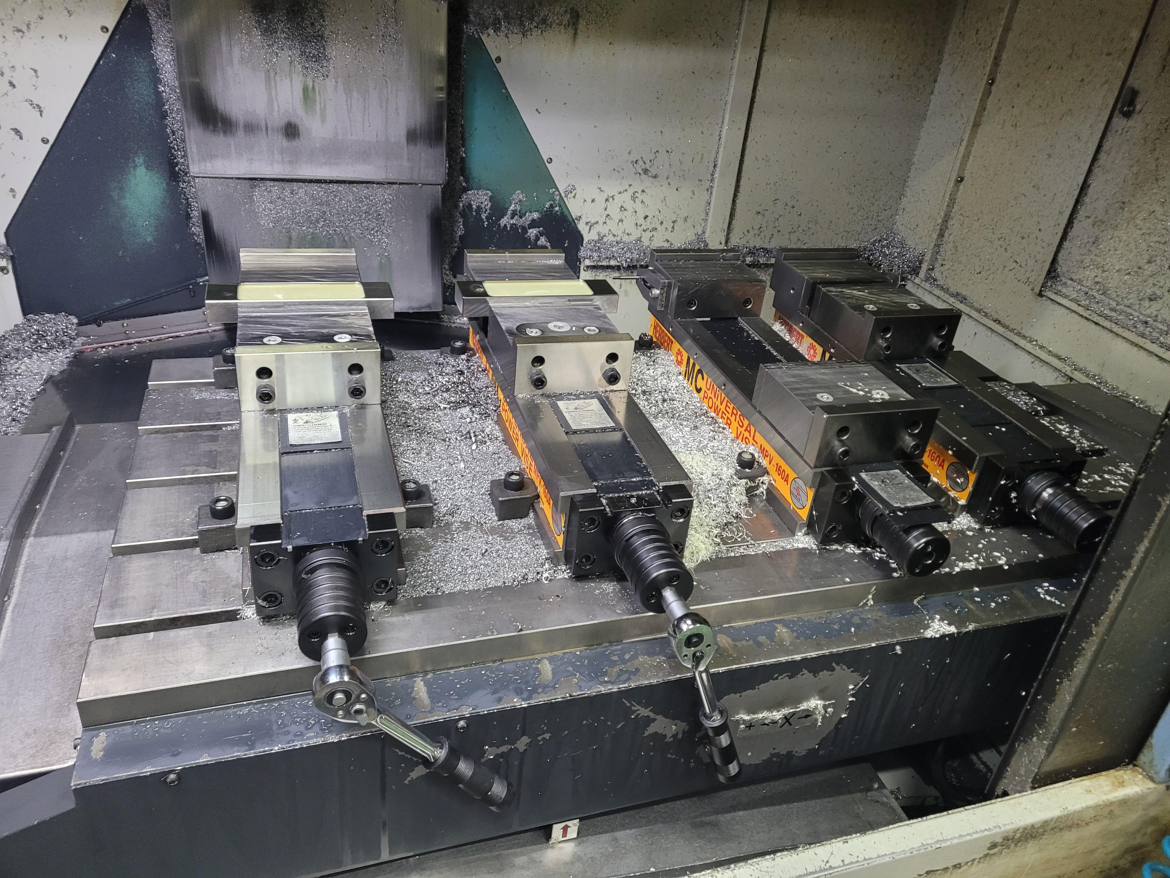 MCT MYNX6500 BT40 12K 2015 AICC1 CHIP CONVEYOR VISE 4EA TOOL HOLDER 30EA