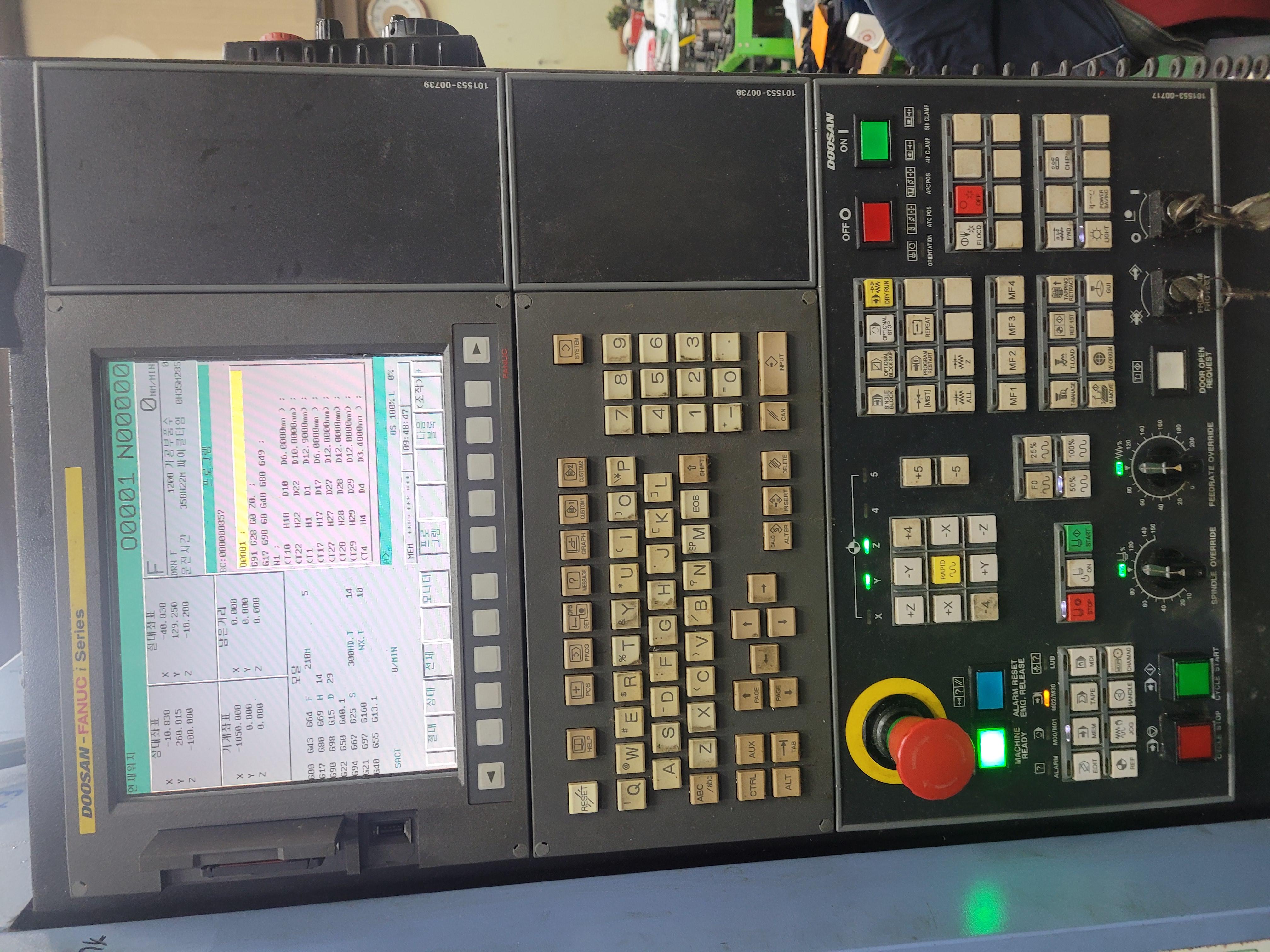 MCT MYNX6500 BT40 12K 2015 AICC1 CHIP CONVEYOR VISE 4EA TOOL HOLDER 30EA